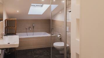 Kylpyamme, hiustenkuivaaja, pyyhkeet, saippua