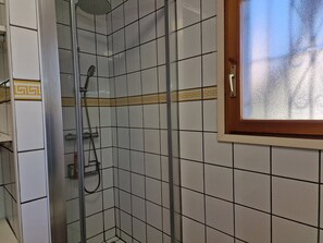Een douche, handdoeken