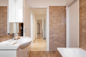 Chuveiro, toalhas de banho, sabonete, papel higiênico