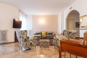 TV, DVD player, aparelho de som, monitores de computador