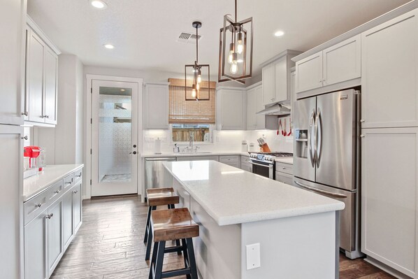 Refrigerador, microondas, horno y parrilla de estufa