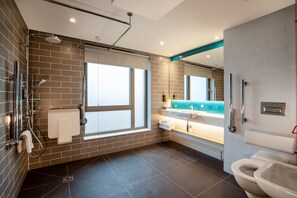 Standard Room, 1 King Bed, Accessible (with Free Breakfast) | Bathroom - Holiday Inn Express Cambridge West Cambourne by IHG (Cambridge)