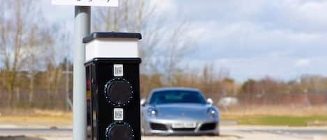 Una estación de carga para vehículos eléctricos, con un letrero que indica que es solo para vehículos eléctricos.