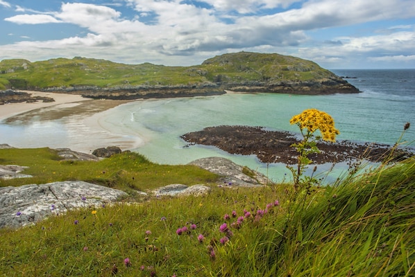 Beach nearby - A 3 minute walk to the beach, beautiful mountains and Lochs (balchladich)
