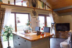 Dining - A 3 minute walk to the beach, beautiful mountains and Lochs (balchladich)