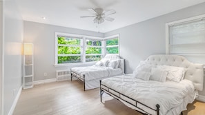 3 bedrooms, in-room safe, desk, iron/ironing board - Deluxe Luxury Villa 20 Minutes From New York City (paramus)