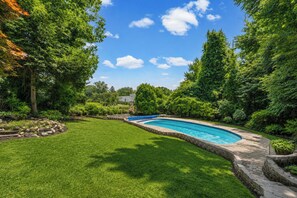 Outdoor pool, a heated pool - Deluxe Luxury Villa 20 Minutes From New York City (paramus)