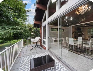 Outdoor dining - Deluxe Luxury Villa 20 Minutes From New York City (paramus)