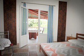 2 عدّة غرف نوم وواي فاي مجانًا وملاءات أسرّة