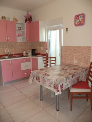 Fridge, cookware/dishes/utensils - Apartment in Lopar with Seaview, Terrace, Air condition, WIFI (4229-2) (Lopar)