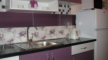 Réfrigérateur, four, batterie de cuisine, vaisselle et ustensiles