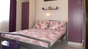 A bedroom with a bed, a nightstand, a wall-mounted shelf, an air conditioner, and a door. - Apartment in Lopar with Terrace, Air condition, WIFI, Washing machine (4229-3) (Lopar)