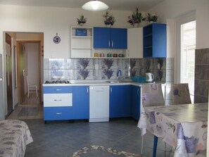 Fridge, coffee/tea maker, cookware/dishes/utensils - Apartment in Lopar with Seaview, Loggia, Air condition, WIFI (4229-5) (Lopar)