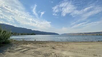 In Strandnähe, Liegestühle, Strandtücher