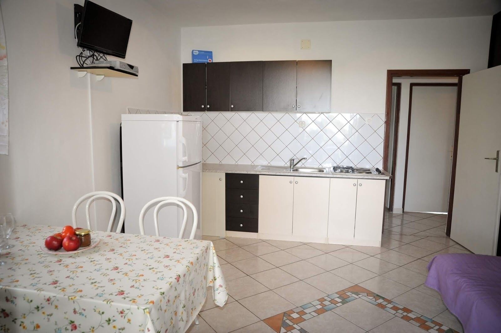 Fridge, cookware/dishes/utensils, freezer