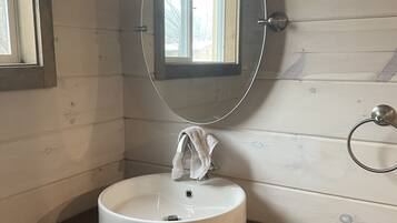 Secador de pelo, toallas y papel higiénico