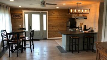 Kühlschrank, Mikrowelle, Wasserkocher mit Kaffee-/Teezubehör, Toaster