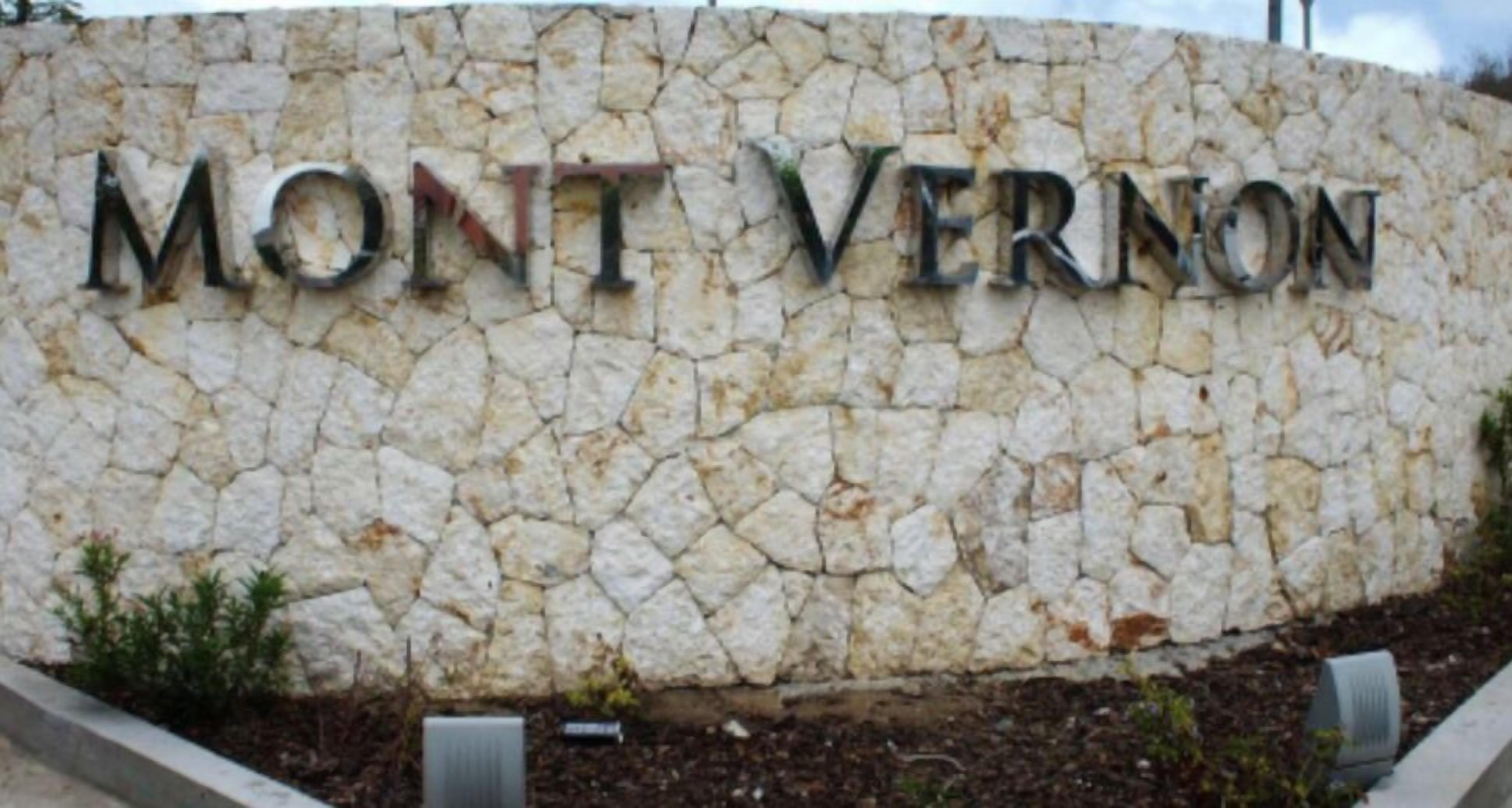 Un muro de piedra con la inscripción “MONT VERNON”.