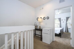 5 habitaciones, escritorio, tabla de planchar con plancha y wifi 