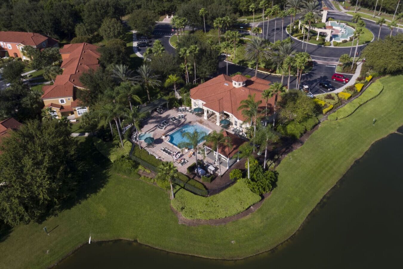 Vista aérea de una zona residencial con piscina, varias casas y una red de carreteras.