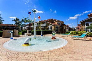 Outdoor spa tub - Lake Berkley Townhome only 15 min to Disney (Kissimmee)