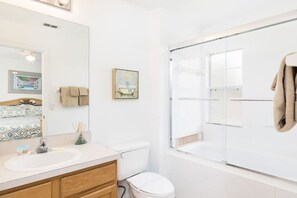 Ensemble douche/baignoire, sèche-cheveux