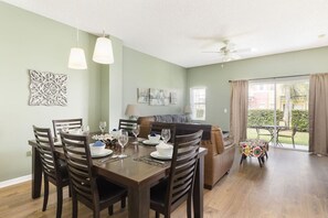 Dining - Lake Berkley Townhome only 15 min to Disney (Kissimmee)