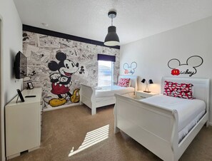 5 bedrooms, desk, iron/ironing board, travel cot - Modern & spacious Home w/Pool-BBQ 15min to Disney (Kissimmee)