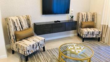 Televisión y chimenea