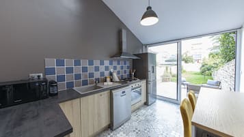 Een koelkast, een microgolfoven, een oven, een vaatwasser