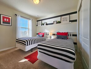 7 bedrooms, iron/ironing board, travel cot, free WiFi - Spacious Home w/ Pool&BBQ near Theme Parks (Kissimmee)