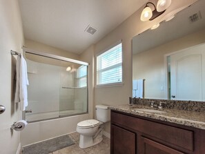 Tina con regadera y secadora de cabello 