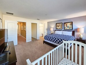 Skrivebord, strykejern/-brett, reiseseng for barn og wi-fi (inkludert)