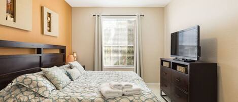 2 soverom, skrivebord, strykejern/-brett og reiseseng for barn