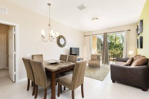 Smart TV, DVD player, books - 2BR Condo 5m to Convention Center, ICON Park & Universal (Orlando)