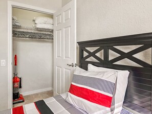 2 Schlafzimmer, Schreibtisch, BĂŒgeleisen/BĂŒgelbrett, Reisekinderbett