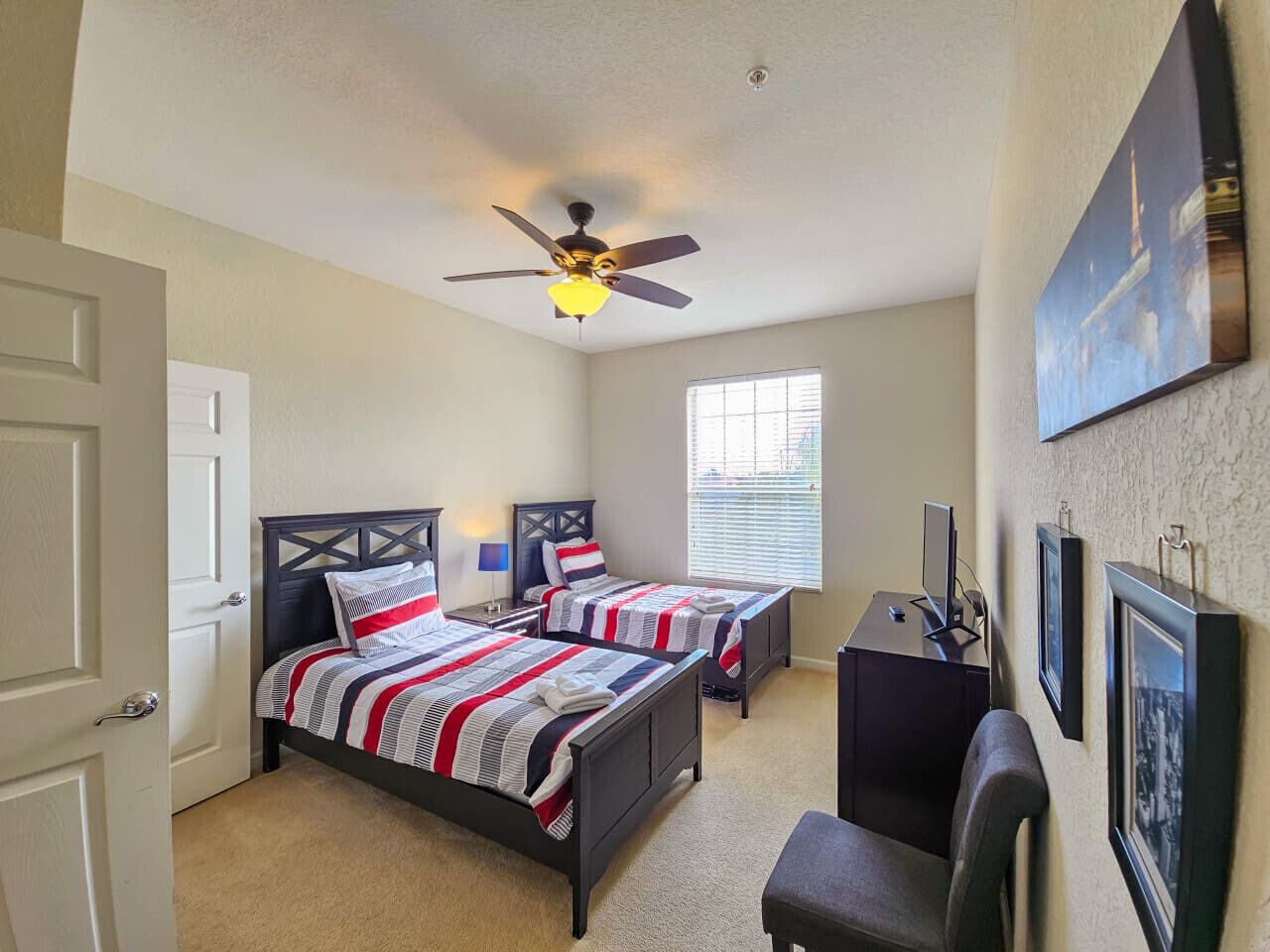 Skrivebord, strykejern/-brett, reiseseng for barn og wi-fi (inkludert)