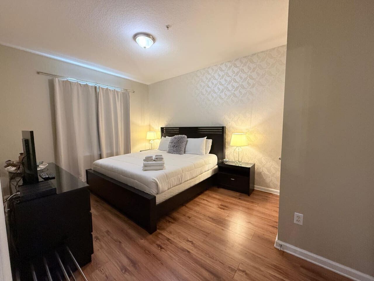 3 bedrooms, desk, iron/ironing board, travel cot