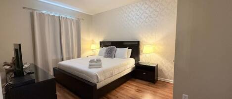 3 habitaciones, escritorio y tabla de planchar con plancha