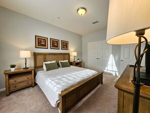 3 chambres, bureau, fer et planche à repasser, lit parapluie