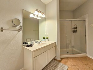 Ensemble douche/baignoire, sèche-cheveux