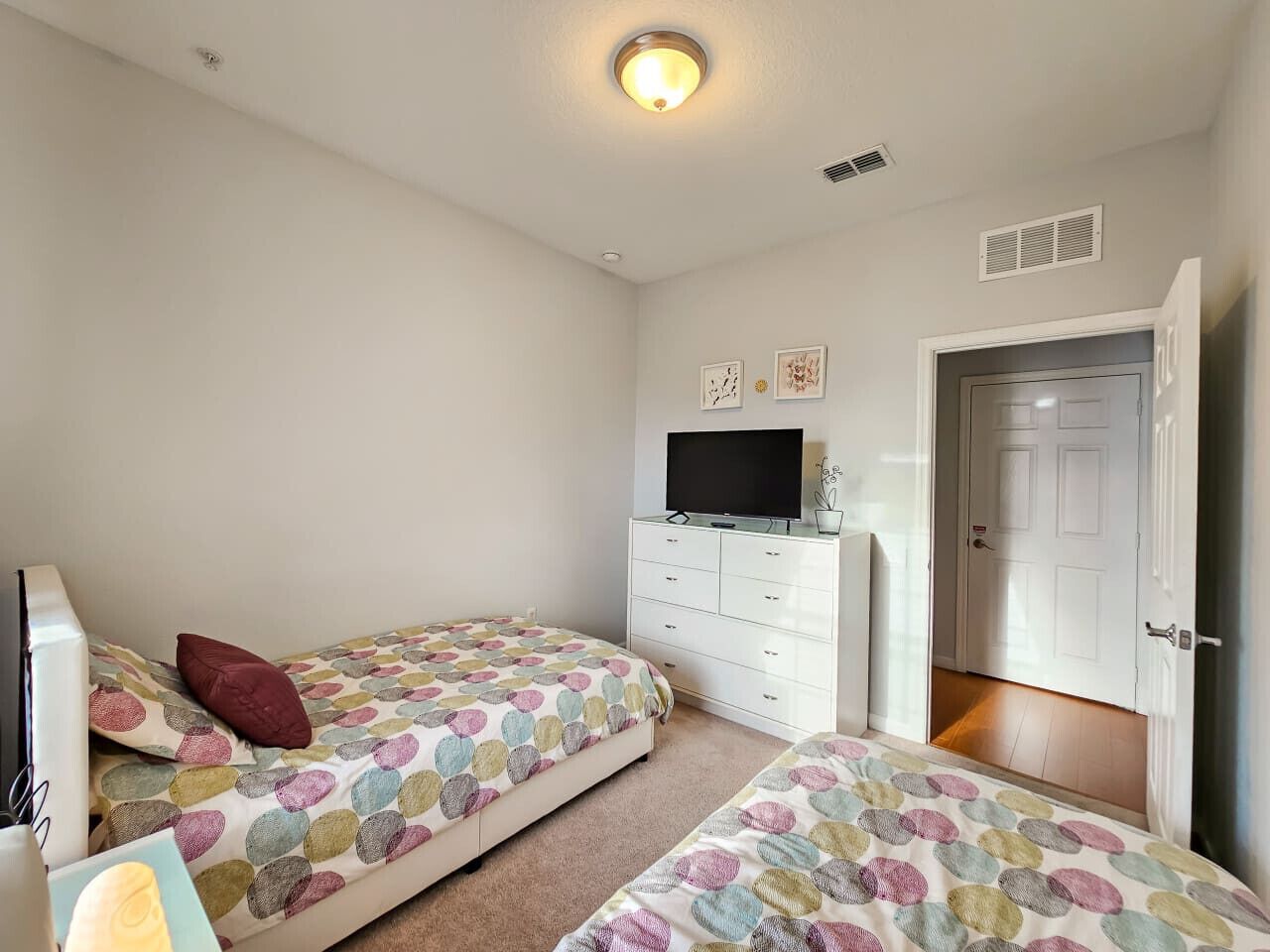 Skrivebord, strykejern/-brett, reiseseng for barn og wi-fi (inkludert)