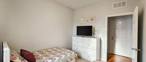 Skrivebord, strykejern/-brett, reiseseng for barn og wi-fi (inkludert)