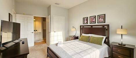 3 chambres, bureau, fer et planche à repasser, lit parapluie