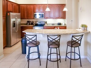 Fridge, microwave, oven, stovetop - Large Condo 5 min to Universal  Convention Center (Orlando)