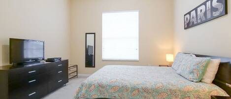 Bureau, fer et planche à repasser, lit parapluie, Wi-Fi