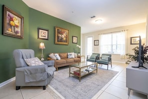 TV - Renovated Vista Cay Condo 5 min to Universal (Orlando)