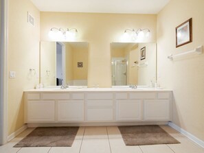Ensemble douche/baignoire, sèche-cheveux