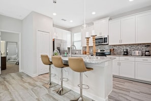Fridge, microwave, oven, stovetop - Lake view home w/Pool-BBQ just 10min to Disney (Kissimmee)