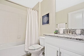 Combined shower/bathtub, hair dryer - Lake view home w/Pool-BBQ just 10min to Disney (Kissimmee)
